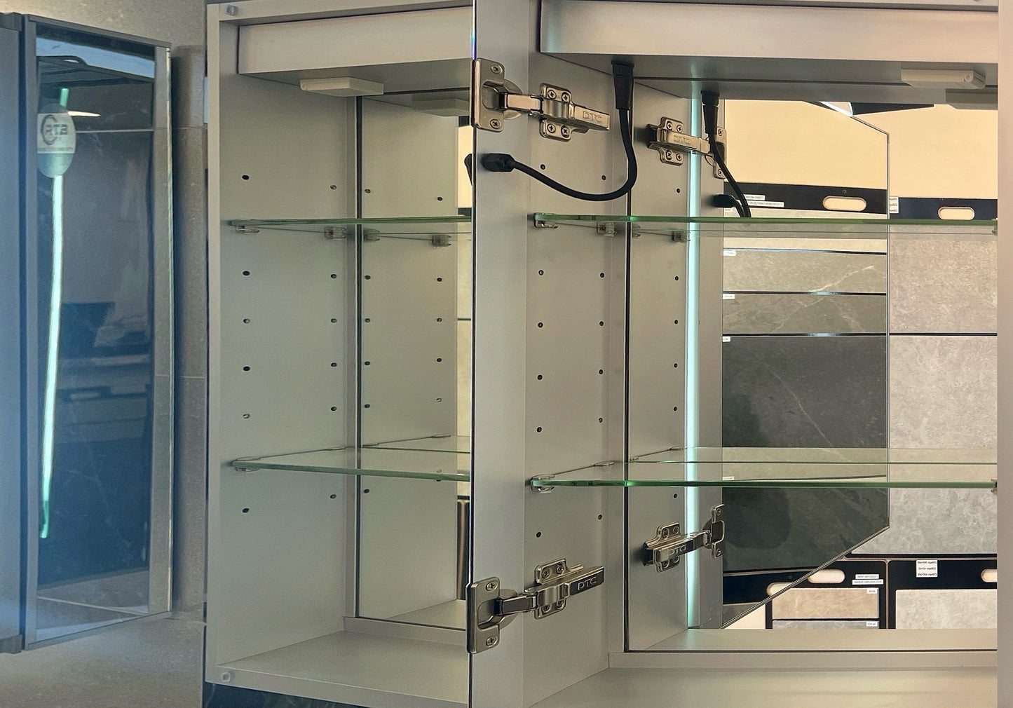 COMRIE LED MIRROR CABINET 50X70