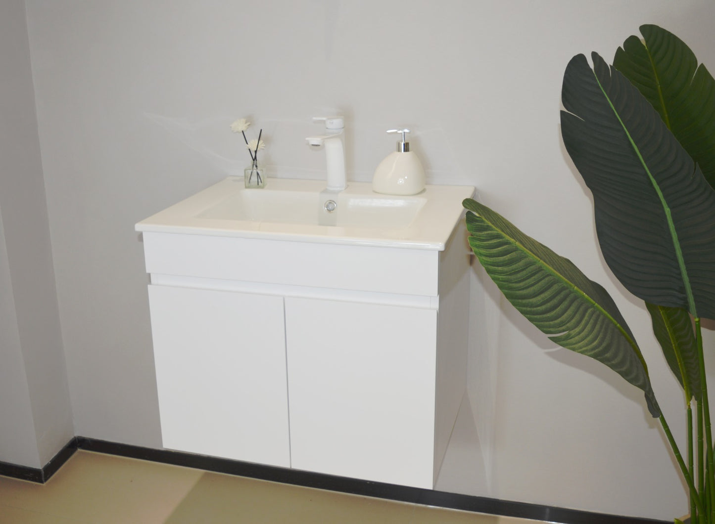 CH601 WALL HUNG CABINET WITH SINGLE BASIN 600