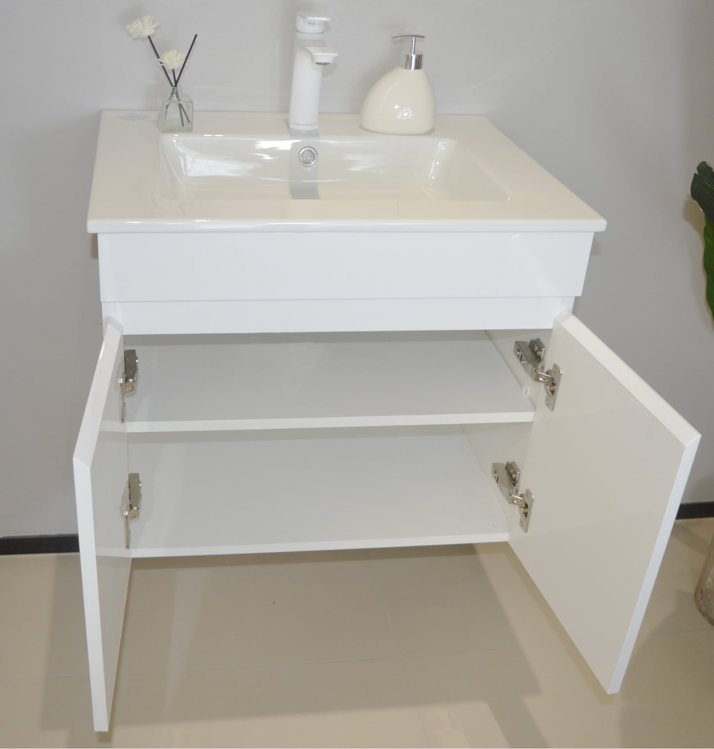 CH601 WALL HUNG CABINET WITH SINGLE BASIN 600